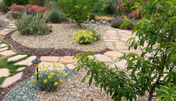 Taman Kering dengan Batu Alami