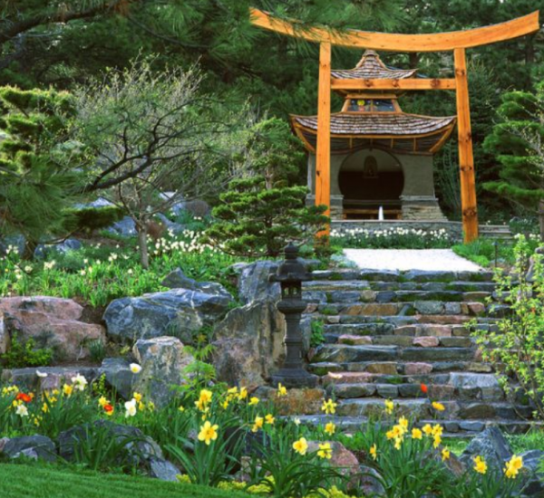 Taman Asian Inspired dengan Pintu Gerbang Tradisional