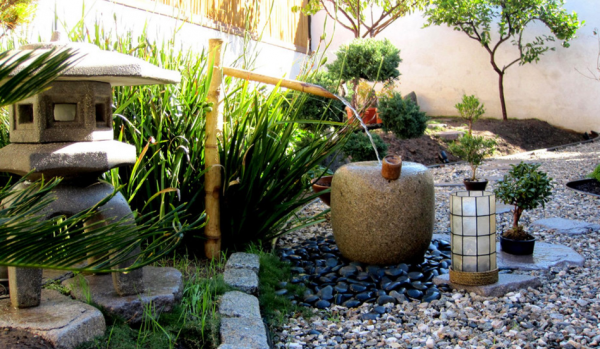 Taman Zen dengan Air Terjun Kecil
