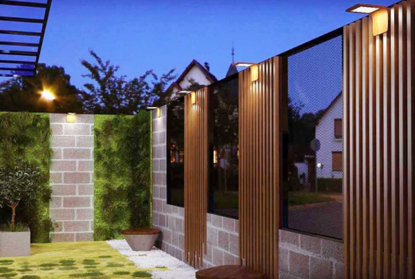 Minimalis dengan Lampu Taman