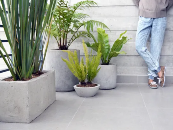 Teras Beton dengan Pot Tanaman