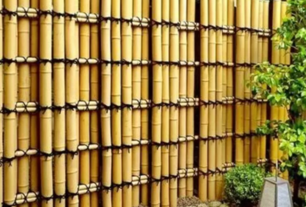 Pagar Bambu dengan Aksen Dekoratif