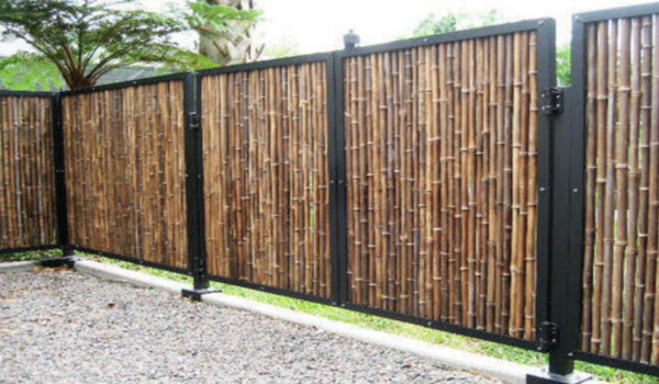 Pagar Bambu dengan Sentuhan Hitam