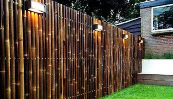 Pagar Bambu dengan Sentuhan Lampu