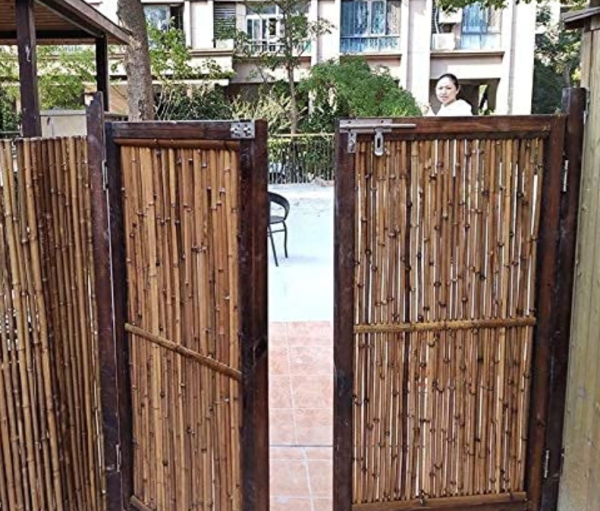Pagar Bambu dengan Pintu Gerbang