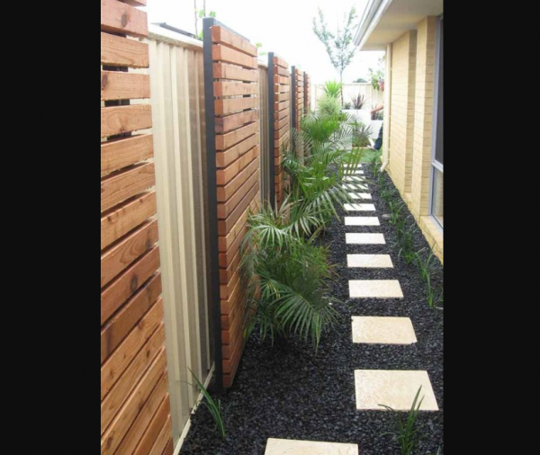 Taman Samping dengan Hiasan Dinding