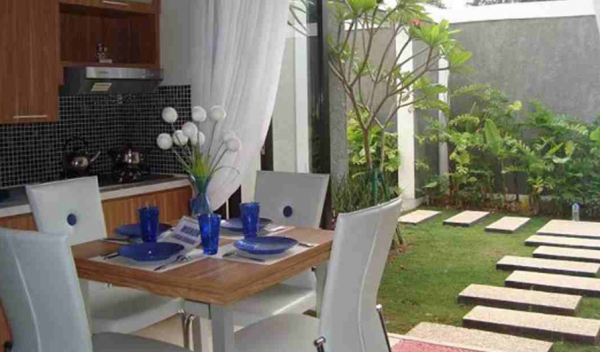 Taman Samping dengan Ruang Makan Terbuka