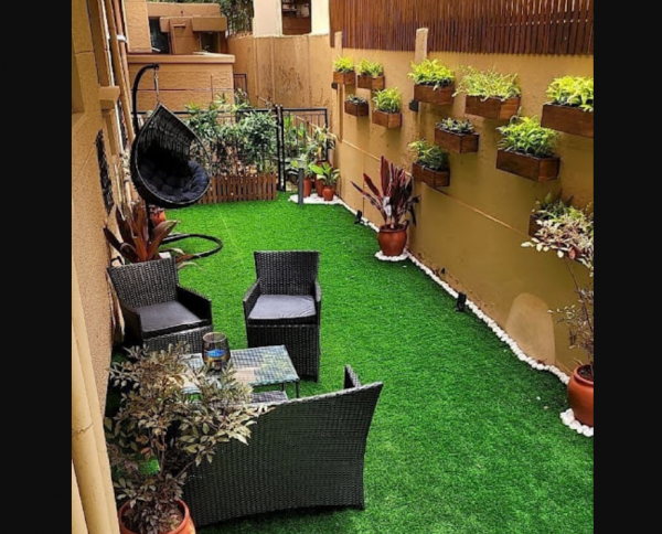 Taman Samping dengan Area Santai