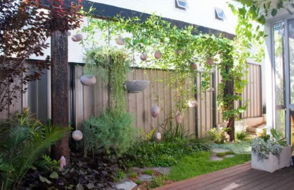 Desain Taman Samping Vertikal