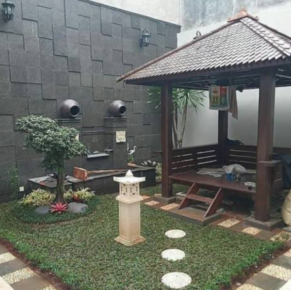 Desain Taman Samping dengan Pergola