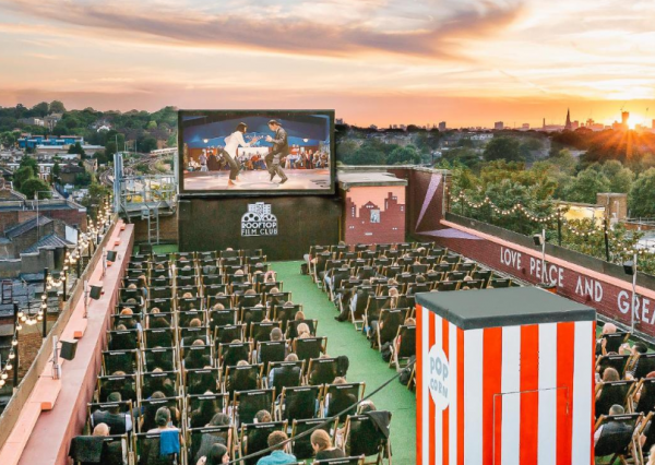 Rooftop dengan Outdoor Cinema