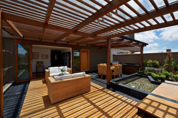 Rooftop dengan Pergola Kayu