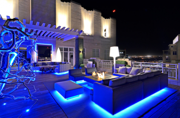 Desain Rooftop dengan Pencahayaan yang Dramatis