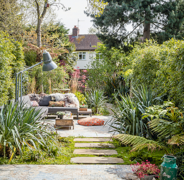 Taman Kering dengan Area Bersantai