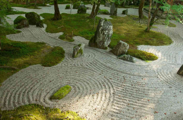 Taman Kering dengan Elemen Kayu