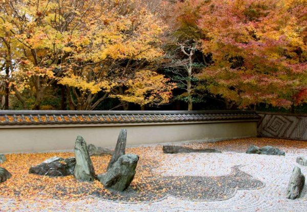 Desain Taman Kering dengan Patung Batu