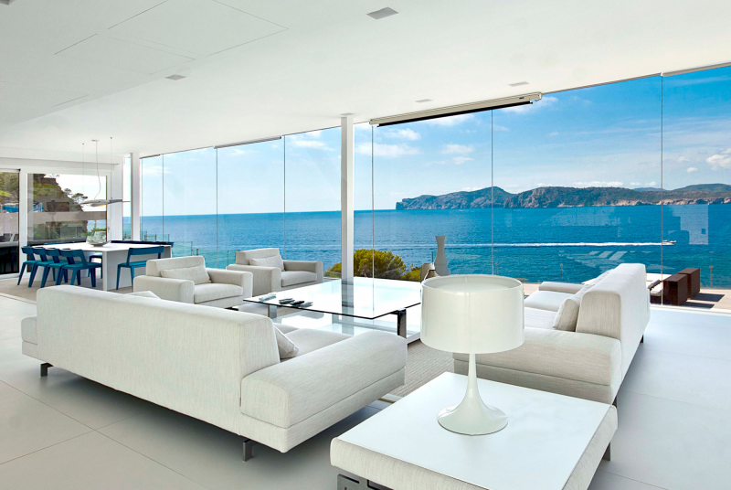 Desain ruang tamu menyatu dengan pemandangan