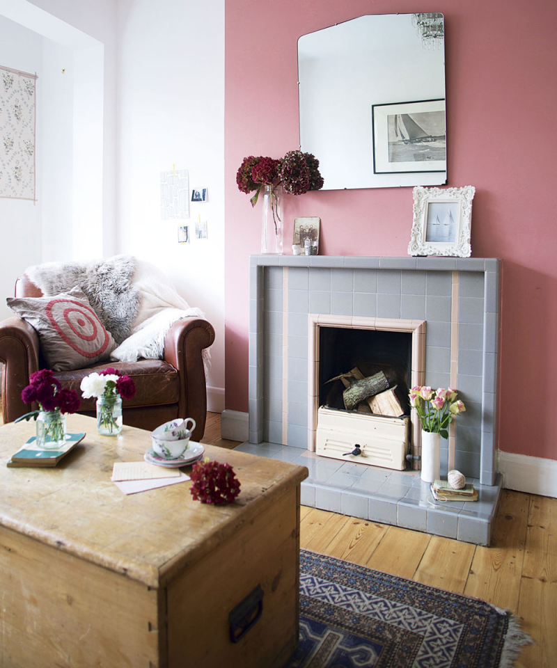 Warna cat ruang tamu minimalis pink