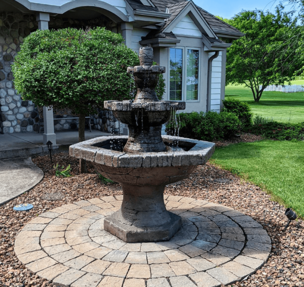 Halaman depan dengan air mancur