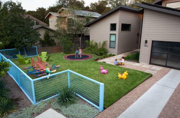 Halaman depan dengan area bermain anak