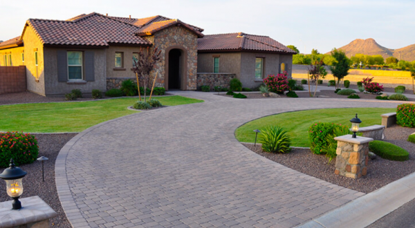 Halaman depan dengan patio beton