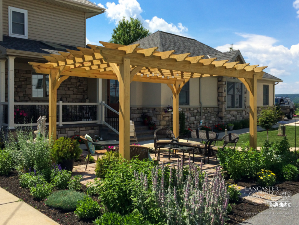 Halaman depan dengan gazebo