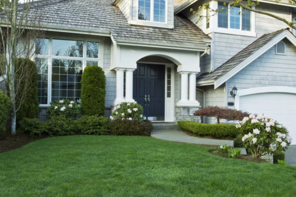 Halaman depan dengan jendela besar