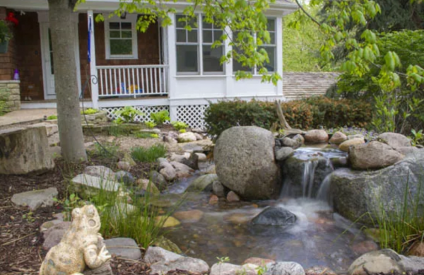 Halaman depan dengan kolam ikan