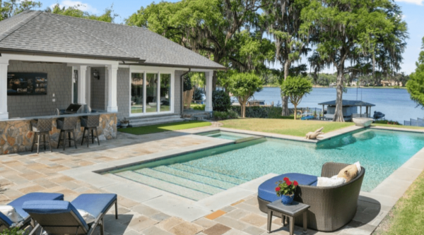 Halaman depan dengan kolam renang kecil