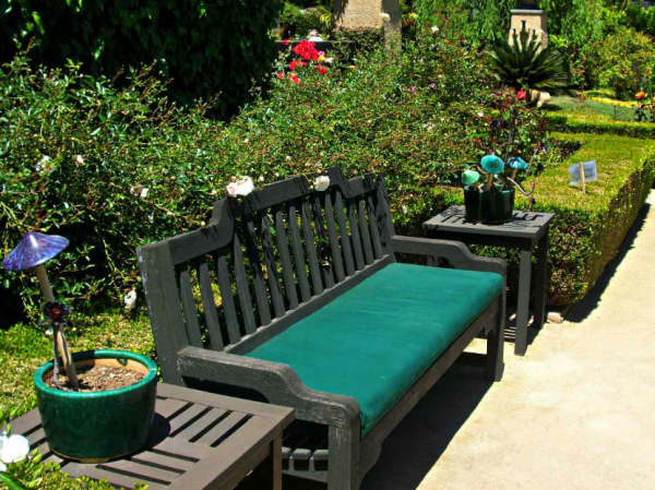 Halaman depan dengan bangku taman