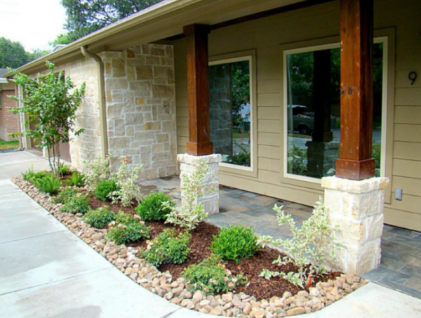 Halaman depan dengan pilar dekoratif