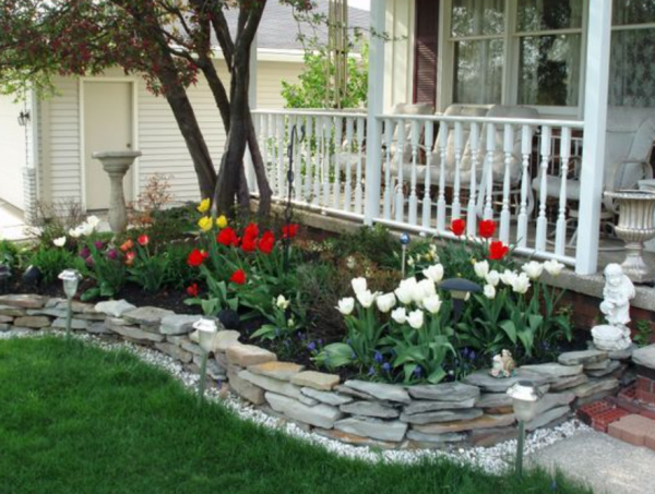 Halaman depan dengan taman bunga