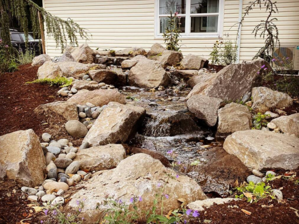 Halaman depan dengan taman kering air terjun