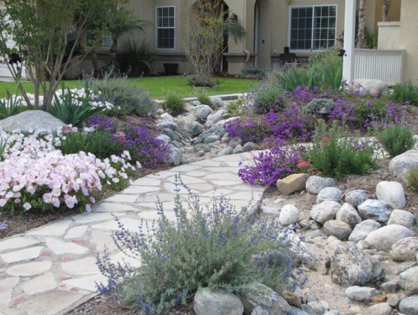 Halaman depan dengan taman kering