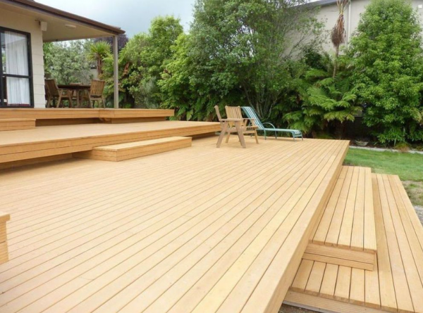 Halaman depan dengan teras kayu