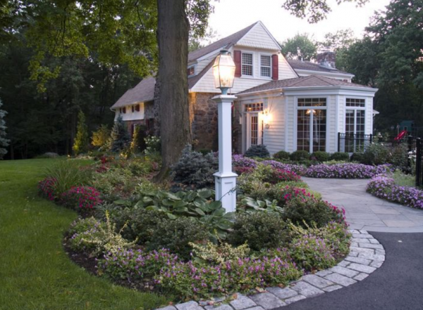 Halaman depan dengan tiang lampu