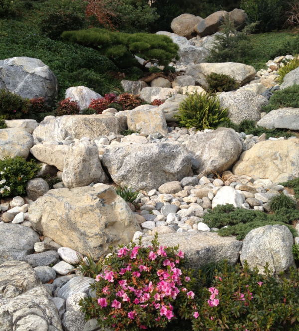 Taman kering dengan kolam air terjun buatan