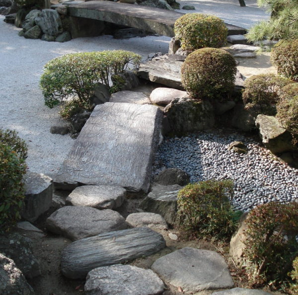 Taman kering dengan desain aliran sungai kering