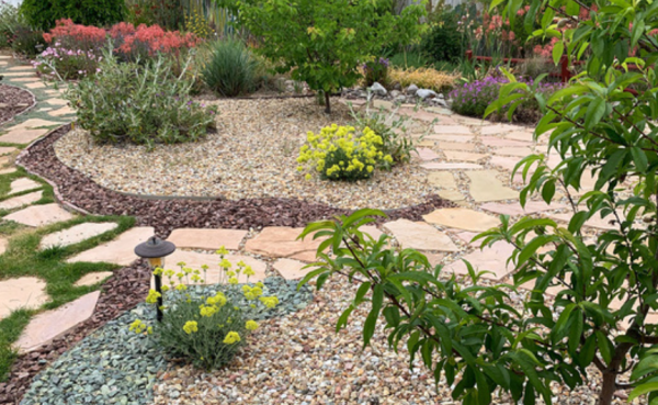 Taman kering dengan pemandangan batu-batu terhampar