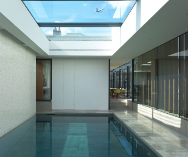 Kolam renang kecil dengan desain atap kaca