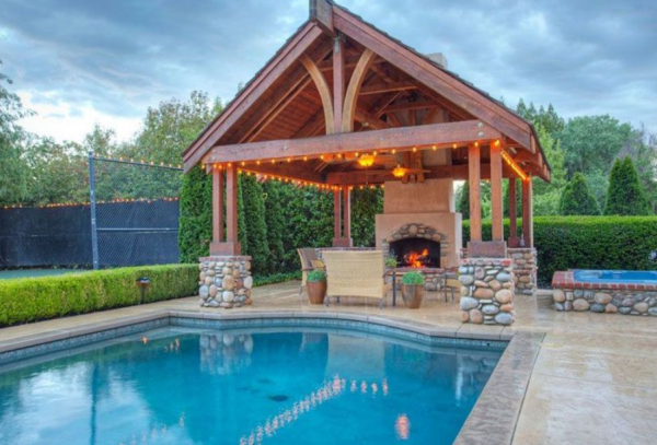 Kolam renang kecil dengan gazebo di pinggirnya