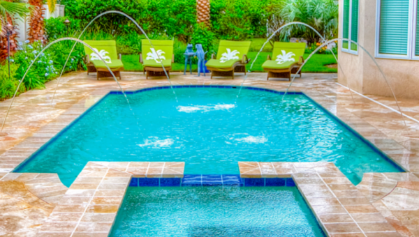 Kolam renang kecil dengan desain infinity