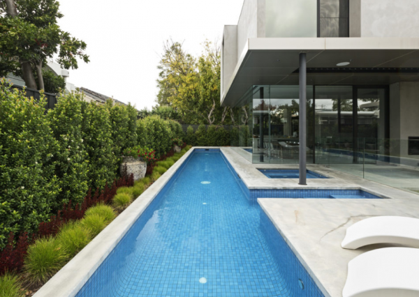 Kolam renang kecil dengan jalur renang untuk berenang