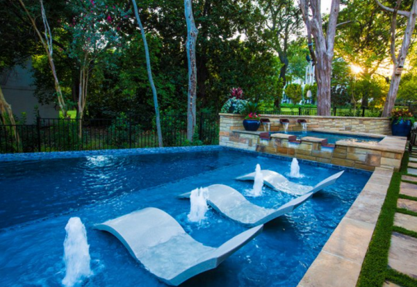 Kolam renang kecil dengan bangku di dalam air