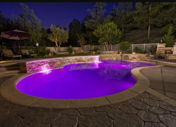 Kolam renang kecil dengan dinding air dan lampu LED