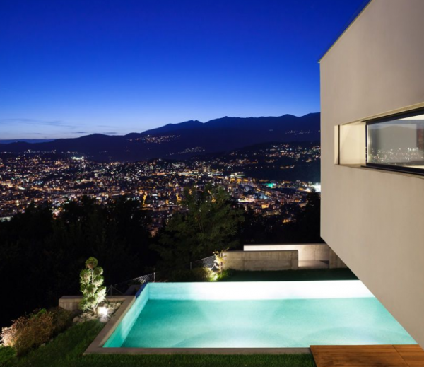 Kolam renang kecil dengan pemandangan kota