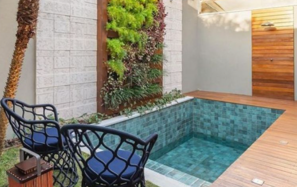 Kolam renang kecil dengan bentuk persegi