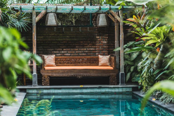 Kolam renang kecil dengan desain minimalis dan simetris