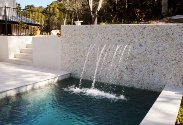 Kolam renang kecil dengan hiasan dinding air terjun