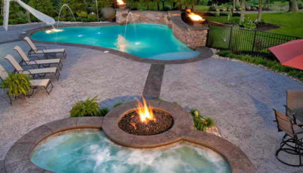Kolam renang kecil dengan perapian di dekatnya